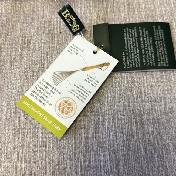 - Burgon & Ball Mid Handled Shrub Rake - Picture 2 of 4